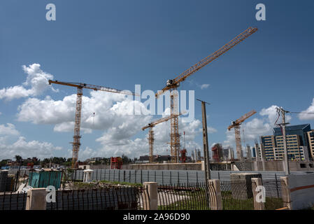 Liebherr Krane in Deutschland hergestellt, auf dem hotel gelände entlang der 4 km Duell Fahrbahn, Maecon, mit Blick auf das Meer in Havanna, Kuba. Mit Stockfoto