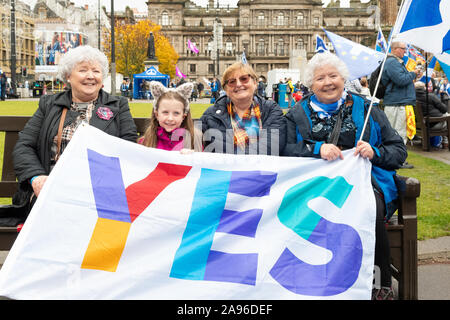 Schottische Unabhängigkeit Unterstützer halten ein großes JA Banner auf eine Unabhängigkeit, die Rallye 2020 indyref auf dem George Square, Glasgow, Schottland, Großbritannien Stockfoto