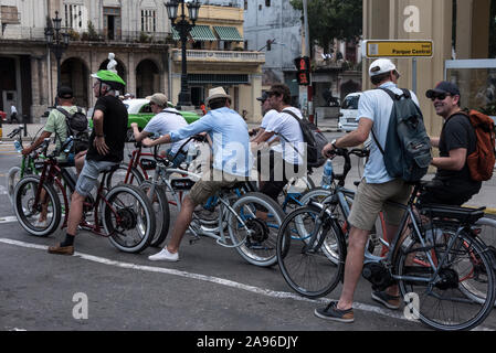 Eine große Gruppe von radtouristen Reiten angestellt, elektrische Fahrräder in den Straßen von Havanna in Kuba. Stockfoto