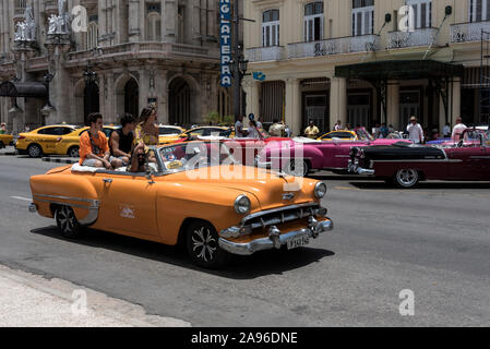 Viele der auffälligen Cabrio-amerikanischen Oldtimer-Taxis (Taxis-Particles), die in und um die Straßen von Havanna in Kuba zu sehen sind, sind sehr beliebt Stockfoto