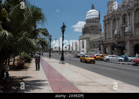 Verkehr auf dem Paseo de Martí mit einem breiten französischen Boulevard, Paseo del Prado (Paseo de Martí) im Zentrum von Havanna, Kuba. Im Hintergrund ist El Ca Stockfoto