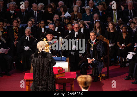 Oberbürgermeister der Stadt London, Peter Estlin übergibt William Russell, als der 692Nd Oberbürgermeister in der Silent Zeremonie, Guildhall, London vereidigt Stockfoto