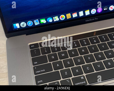 New York, USA. 12 Nov, 2019. Das neue MacBook Pro im Apple Präsentation in New York aufgenommen, verfügt über eine neu gestaltete Tastatur, einer ausgefeilten Sound System, und ein 16-Zoll Display. Credit: Christoph Dernbach/dpa/Alamy leben Nachrichten Stockfoto