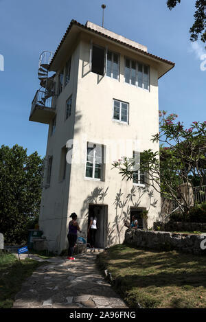 Der ‘Aussichtsturm’, der einen eindrucksvollen Blick auf die Umgebung bietet, ist das Haus des amerikanischen Schriftstellers Ernest Hemingway, ‘Finca La Vigia’, heute Museum i Stockfoto