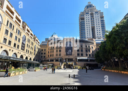 Die Statue von Nelson Mandela auf Nelson Mandela Square, Sandton City, Johannesburg, Südafrika Stockfoto