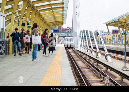 Istanbul, Türkei - November -10.2019: U-Bahnhof im Stadtteil Eminönü Mündung Brücke. Menschen mit der U-Bahn unterwegs sind. Stockfoto