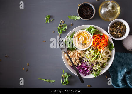 Veggie couscous Mittagessen Schüssel mit spiralazed Karotten und Zucchini, Hummus und Rotkohl Stockfoto