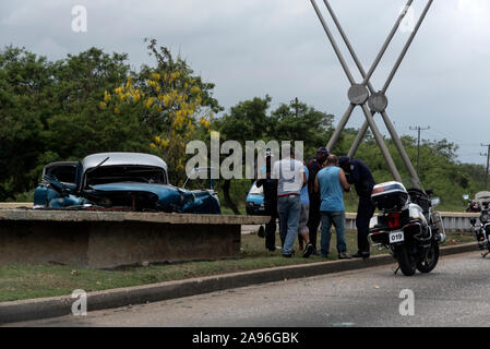 Die Polizei die Teilnahme an einem Autounfall und die Aussagen von Zeugen in Havanna, Kuba Stockfoto