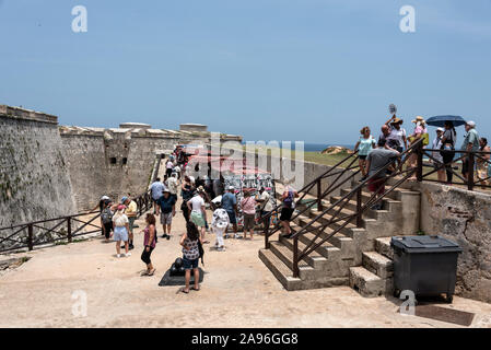 Gruppen von Touristen, die das historische Castillo de Los Tres Reyes Del Morro (Schloss der drei Könige von Morroa) besuchen, eine Hafenfestung mit einem l Stockfoto