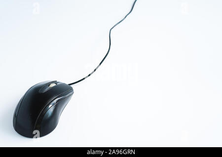 Moderne schwarz Computer Maus auf weißem Hintergrund Stockfoto
