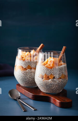 Chia Milchreis mit Zimt geschmorte Äpfel und Erdnussbutter Stockfoto