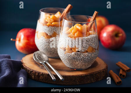 Chia Milchreis mit Zimt geschmorte Äpfel und Erdnussbutter Stockfoto