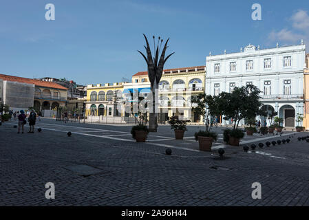 Die Plaza Habana Vieja (Altstadt von Havanna) in Cubas ist Havannas architektonisch farbenfrohste plaza mit einem namenlosen Brunnen in der Mitte. Stockfoto