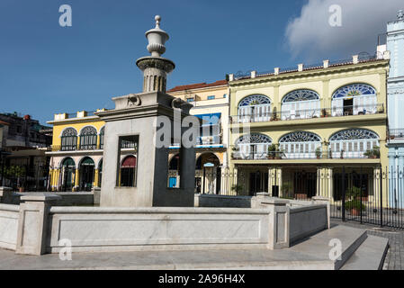 Plaza Habana Vieja (Altstadt von Havanna) ist der architektonisch bunteste platz in Havanna mit einem namenlosen Brunnen in der Mitte. Um die herum Stockfoto