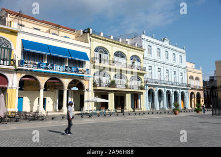 Die Plaza Habana Vieja (Altstadt von Havanna) in Cubas ist Havannas architektonisch farbenfrohste plaza mit einem namenlosen Brunnen in der Mitte. Stockfoto