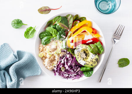 Veggie couscous Mittagessen Schüssel mit Avocado, Paprika, Spinat und Rotkohl Stockfoto