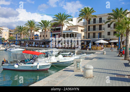 Hafenpromenade und Pier von Port d'Andtratx, Andratx, Mallorca, Balearen, Spanien Stockfoto
