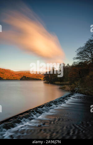 Lange Belichtung Bild der Wehr auf Grasmere Lake in der Morgendämmerung im englischen Lake District National Park Stockfoto