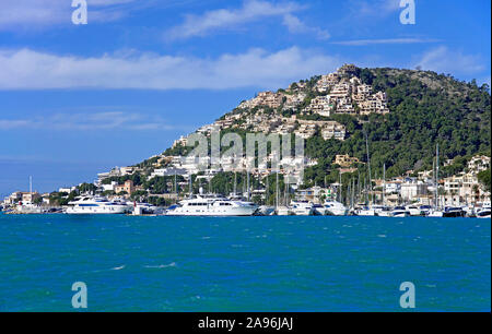 Boote und Yachten in der Bucht von Andratx, Mallorca, Balearen, Spanien Stockfoto