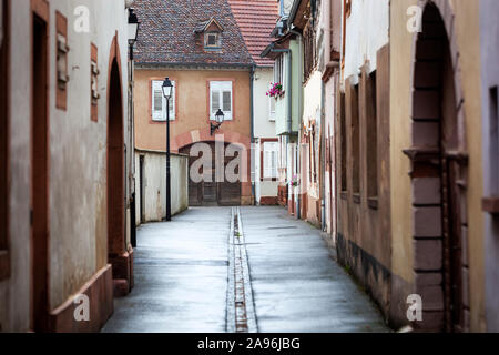 Nasse Gasse und malerischen Häusern in Wissembourg in Frankreich Stockfoto