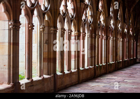 Unvollendete Kreuzgang von St. Peter und St. Paul's Kirche in Wissembourg in Frankreich Stockfoto