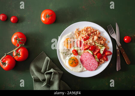 Ketogenic paleo Diät Frühstück. Blumenkohl, Reis, Spiegelei Salami Stockfoto