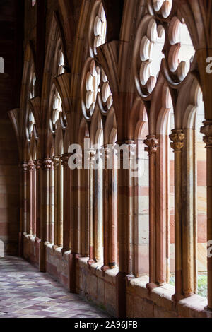 Unvollendete Kreuzgang von St. Peter und St. Paul's Kirche in Wissembourg in Frankreich Stockfoto