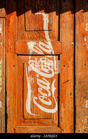 Vintage Coca Cola Werbung auf Tür Stockfoto