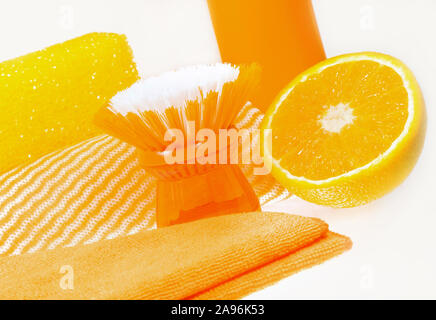 Reinigungsmittel und orange Duft auf weißem Hintergrund Stockfoto