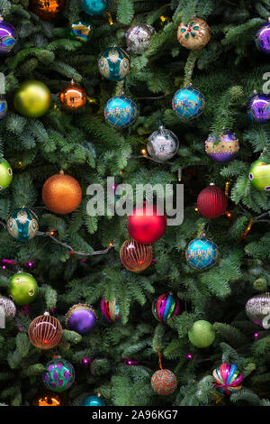 Nahtlose Muster der Weihnachtsbaum branchrs mit Kugeln. Nahaufnahme Stockfoto