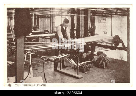 Postkarte aus dem frühen 20. Jahrhundert eines Mannes, der in einer Baumwollfabrik am Kleiderrahmen arbeitete - Lancashire, England, Großbritannien, um 1909. Stockfoto