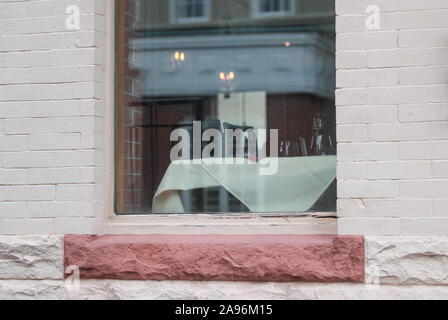 Leere Glas Wein und Tisch im Cafe gesehen, durch die Glasscheibe - Bild Stockfoto