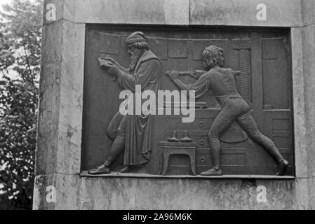 Relieftafel mit dem Sockel vom Gutenbergdenkmal auf dem Gutenbergplatz in Mainz, Deutschland 1961. relief Platte an der Johannes-Gutenberg-Denkmal am Gutenberg-platz in der Stadt Mainz, Deutschland 1961. Stockfoto