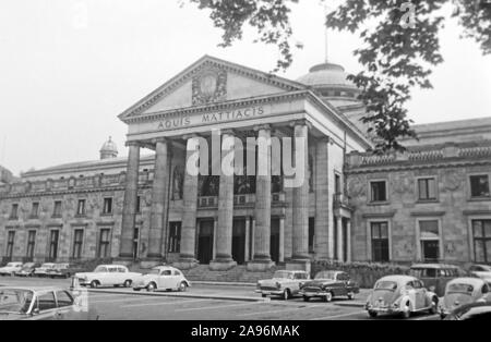 Das Kurhaus in Wiesbaden, Deutschland 1961. Blick auf das Kurhaus Wiesbaden, Deutschland 1961. Stockfoto