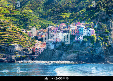 Blick auf die farbenfrohen Fischerdorfes von Riomaggiore, Cinque Terre, Italien aus dem Meer, ein beliebtes Touristenziel und Resort Stockfoto