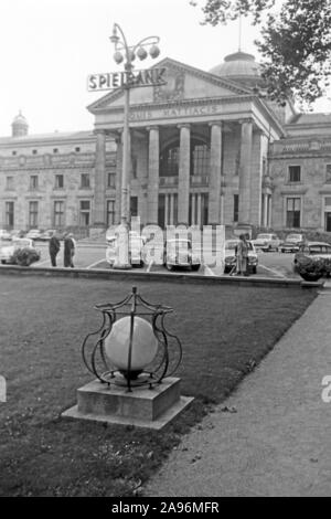 Das Kurhaus in Wiesbaden, Deutschland 1961. Blick auf das Kurhaus Wiesbaden, Deutschland 1961. Stockfoto