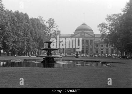 Das Kurhaus in Wiesbaden, Deutschland 1961. Blick auf das Kurhaus Wiesbaden, Deutschland 1961. Stockfoto