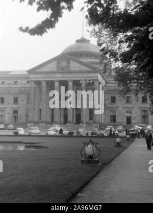 Das Kurhaus in Wiesbaden, Deutschland 1961. Blick auf das Kurhaus Wiesbaden, Deutschland 1961. Stockfoto