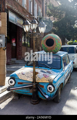 Tiflis, Georgien - 29. APRIL 2019: Auto Werbung Winelab in Tiflis, Georgien. Winelab ist ein beliebter Wein Shop mit entspannter Atmosphäre in Tbilissi. Stockfoto