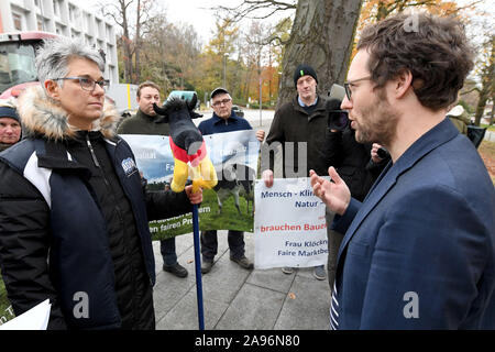 13 November 2019, Schleswig-Holstein, Kiel: Jan Philipp Albrecht (r, Bündnis 90/Die Grünen), Schleswig-Holstein Minister für Energiewende, Landwirtschaft, Umwelt, Natur und Digitalisierung, spricht mit Ursula Trede des Bundesverbandes der Deutschen Milchviehhalter (BDM) vor dem landeshaus. Die Milchbauern im BDM organisiert übergeben ihre Forderungen an Albrecht im Vorfeld der Konferenz für Umwelt und Landwirtschaft Minister. Foto: Carsten Rehder/dpa Stockfoto