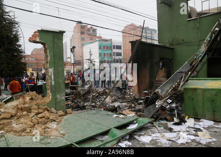 La Paz, Bolivien. 12 Nov, 2019. Die Menschen stehen vor einem zerstörten Gebäude der Polizei. Nach dem Rücktritt des bolivianischen Präsidenten Morales, marodierende Banden in dem südamerikanischen Land sind bis zu nicht gut - jetzt die Militärs wollen, dem Spuk ein Ende zu setzen. Credit: Gaston Brito/dpa/Alamy leben Nachrichten Stockfoto