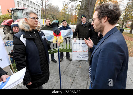 13 November 2019, Schleswig-Holstein, Kiel: Jan Philipp Albrecht (r, Bündnis 90/Die Grünen), Schleswig-Holstein Minister für Energiewende, Landwirtschaft, Umwelt, Natur und Digitalisierung, spricht mit Ursula Trede des Bundesverbandes der Deutschen Milchviehhalter (BDM) vor dem landeshaus. Die Milchbauern im BDM organisiert übergeben ihre Forderungen an Albrecht im Vorfeld der Konferenz für Umwelt und Landwirtschaft Minister. Foto: Carsten Rehder/dpa Stockfoto