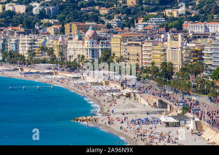 Nizza, Frankreich - OKTOBER 6, 2019: Nicht identifizierte Personen am Strand und der Promenade des Anglais an der französischen Riviera in Nizza, Frankreich. In nie Es gibt 15. Stockfoto