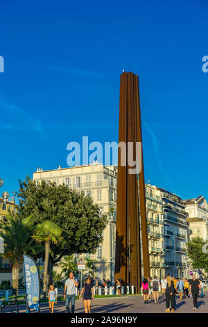 Nizza, Frankreich - OKTOBER 6, 2019: Nicht identifizierte Personen von Neuf Linien bauchmuskel Denkmal in Nizza, Frankreich. Dieser Stahl Denkmal auf der Promenade des Anglais Stockfoto