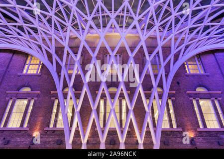 Die Steel grid Struktur, bildet das Dach in der Abflughalle Concourse in London Kings Cross. Stockfoto