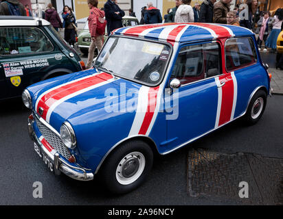 Drei Viertel der Vorderansicht von Matt Thornton's, 1965, Austin Mini, feiert sein 60-jähriges Jubiläum an der Regent Street Motor Show 2019 Stockfoto