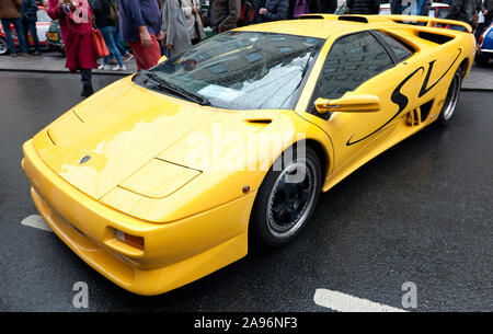 Drei Viertel Vorderansicht eines 1997, Gelb, Lamborghini Diablo Super Veloce, auf der Regent Street Car Show 2019 Stockfoto