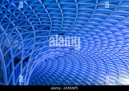 Die Steel grid Struktur, bildet das Dach in der Abflughalle Concourse in London Kings Cross. Stockfoto