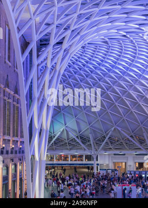 Die Steel grid Struktur, bildet das Dach in der Abflughalle Concourse in London Kings Cross. Stockfoto