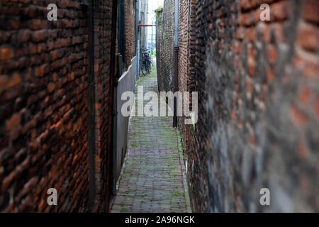 Vintage schmale Gasse mit alten Mauern in Dordrecht Stockfoto